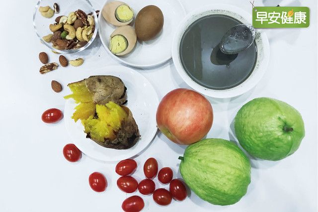 蕭敦仁醫師早餐提案：芝麻糊、地瓜、茶葉蛋、芭樂、小番茄、蘋果、堅果
