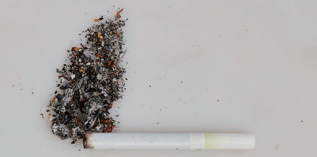 吸菸引起肺癌的風險是非吸菸者的10倍，且二手煙霧會形成亞硝胺，增加致癌的風險。