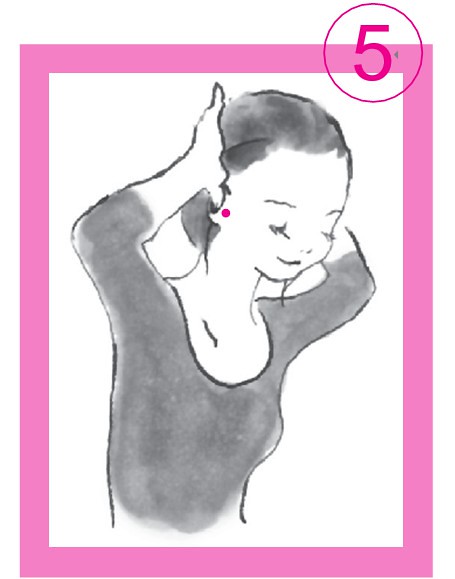 5.按到鬢角之後換手，將拇指放在耳朵前的凹陷處，用拇指按壓該處。