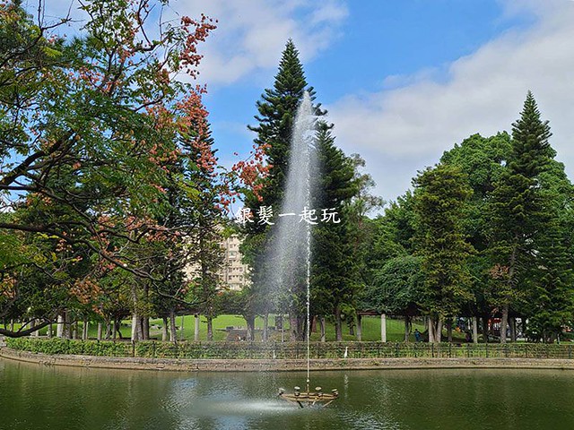 噴水藝術裝置，水氣迷濛了樹景，看起來也不那麼悶熱！