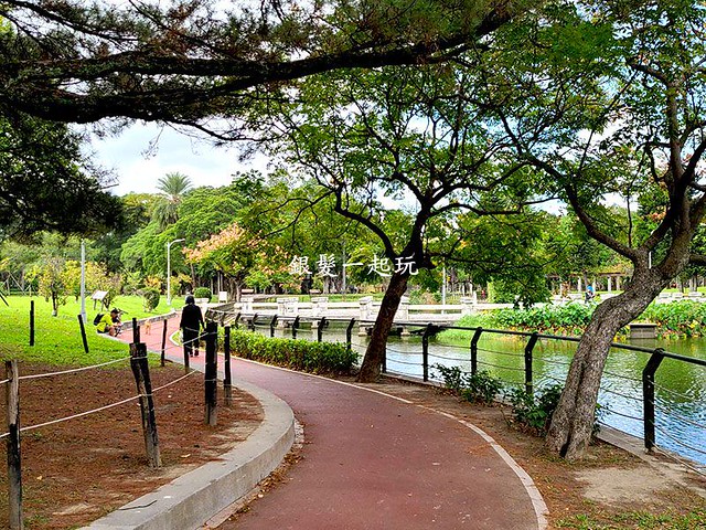 樹蔭步道滿是綠意，還能從不同角度賞湖景。