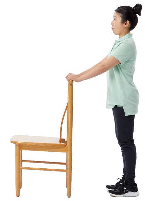 站在固定的椅子後方，雙手輕扶椅背，採自然呼吸，身體保持平衡