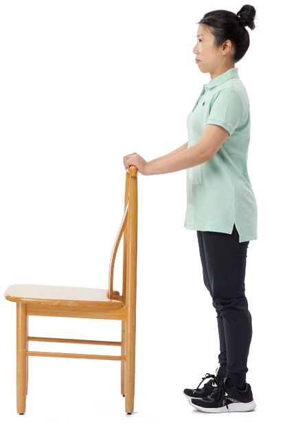 身體站穩，雙腳打開與肩同寬，前方放置固定不會滑動的椅子。