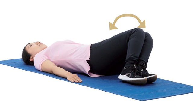 平躺於床面雙膝彎曲，將雙腿往身體左右側盡量側移，感覺背部臀部有伸展的感覺。