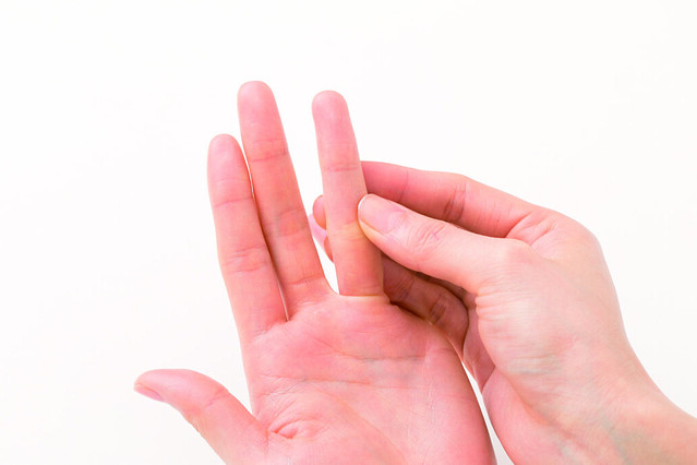 1. 在手掌側，由下往上按摩從食指到小指的鼻竇反射區。