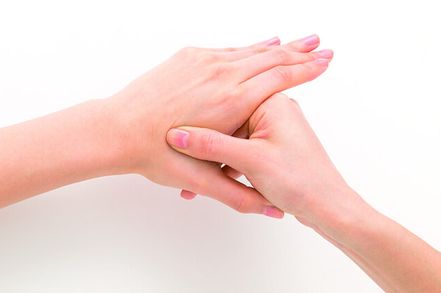 6. 淋巴結反射區位在各手指間。把手指骨和骨頭之間的距離揉開。