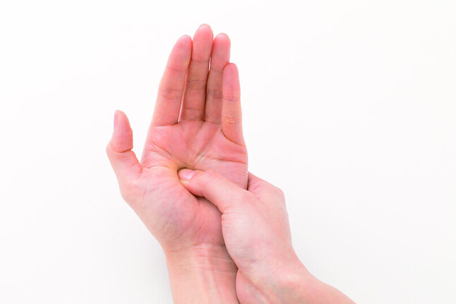 8. 用大拇指用力按住位於手掌正中央的太陽神經叢。邊吐氣邊按壓10秒鐘，再邊吐氣邊慢慢地離開。