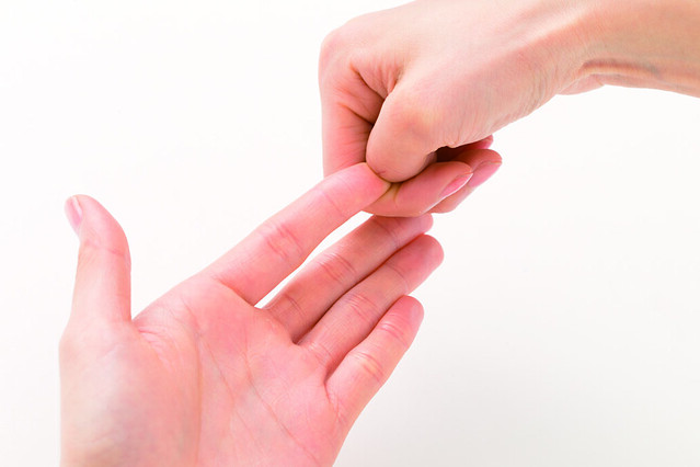 3. 使用大拇指關節用力刺激位於手掌和手背的眼睛反射區。