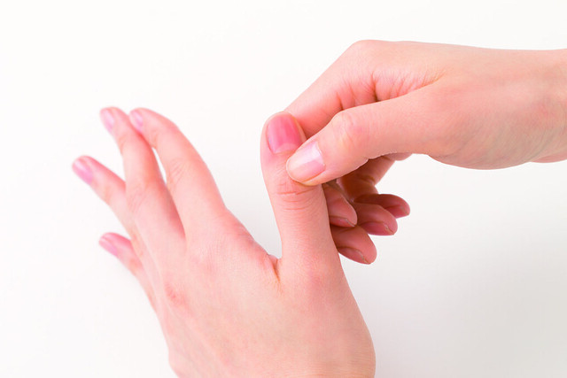 2. 在手背側，仔細刺激位於大拇指指甲下方的鼻子反射區。
