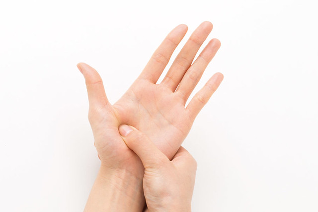 用力按摩整個位於手掌側下半部的小腸反射區。