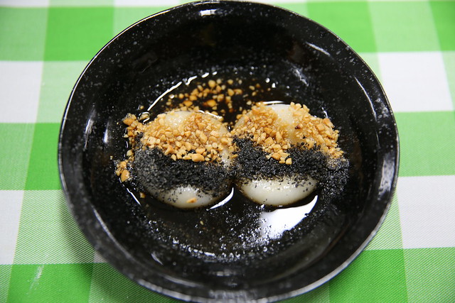 花蓮慈院營養師黃映華說,牛汶水上的碎花生及芝麻粉,符合衛生福利部國民健康署公布的每日飲食指南「我的餐盤」建議,每天補充一湯匙的堅果種子類,民眾也可依個人喜好選擇不同種類的堅果種子類,來補充每日所需的不飽和脂肪酸、維生素B群、維生素E和礦物質(鈣、鎂、鋅)。