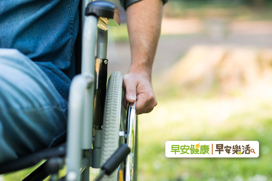輪椅要買哪一種？挑選輪椅就看5關鍵，讓長輩坐得安全又舒適