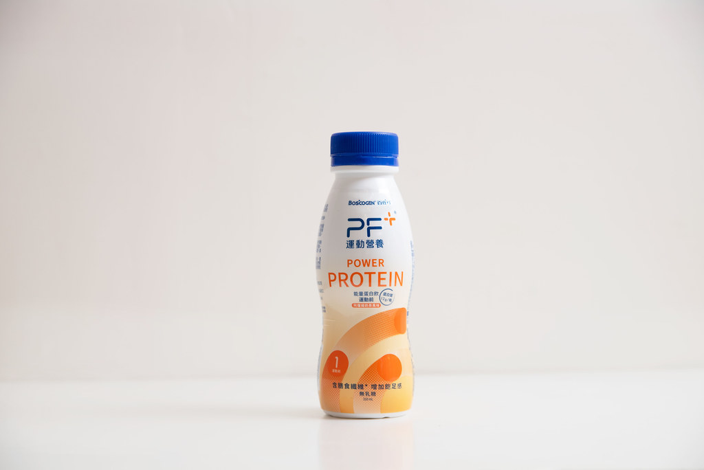 「百仕可PF+運動營養 能量蛋白飲 運動前」每瓶含蛋白質12克，添加專利膳食纖維。