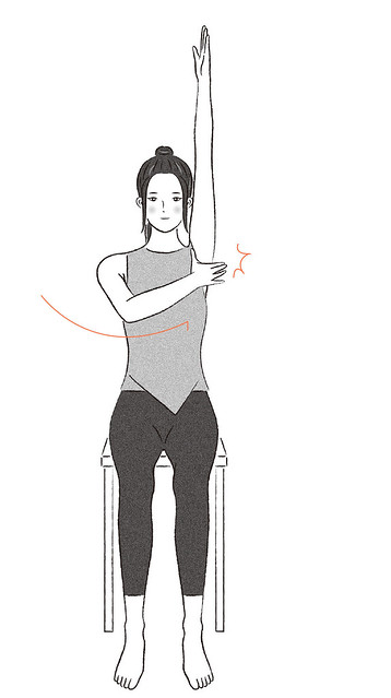 擊腋操身體坐直，把髖關節、命門往上提。 左手向上伸直