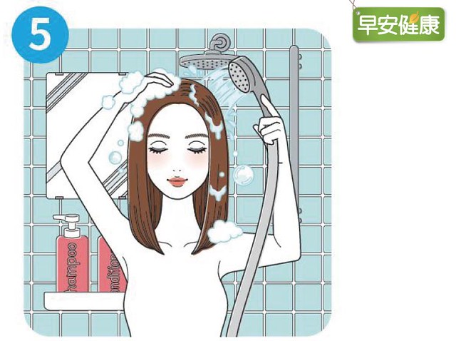 溫水沖洗掉頭皮與頭髮上的泡沫，不要有泡沫殘留