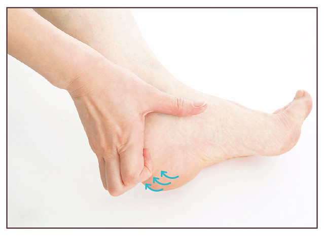 用手的食指、中指與無名指的第1關節像是在抓癢腳後跟的部分一般，由下壓著往上滑動