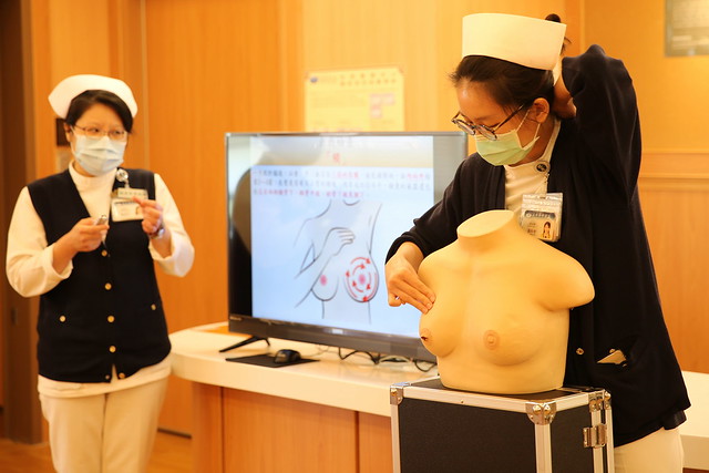 花蓮慈院個管師蘇慧如、羅玉杏示範，以假胸部模型示範乳房自我檢查四步驟「看、觸、臥、擰」。