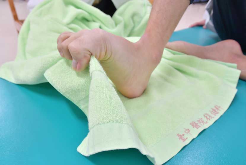 居家復健法四-腳趾捲毛巾運動：將腳掌置於毛巾上，以腳趾捲起毛巾，之後再放鬆，重複做可增加腳底肌肉肌力。