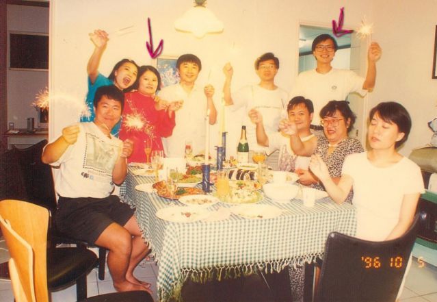 從年輕時辦讀書會開始，李偉文常招待朋友到家中聚會。後排右一為李偉文。