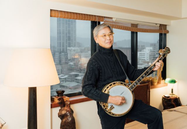 在閱讀之外，吳均龐對音樂也很有興趣，他除了是京劇迷、拉得一手好小提琴，現在也練習班卓琴（banjo）。