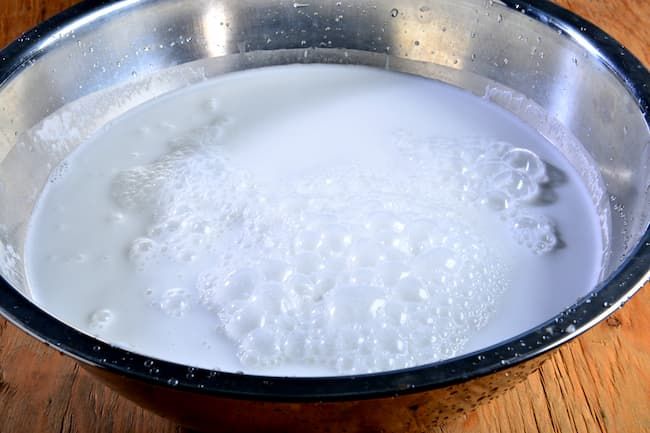 將在來米粉放入盆內，加水、鹽、太白粉調勻