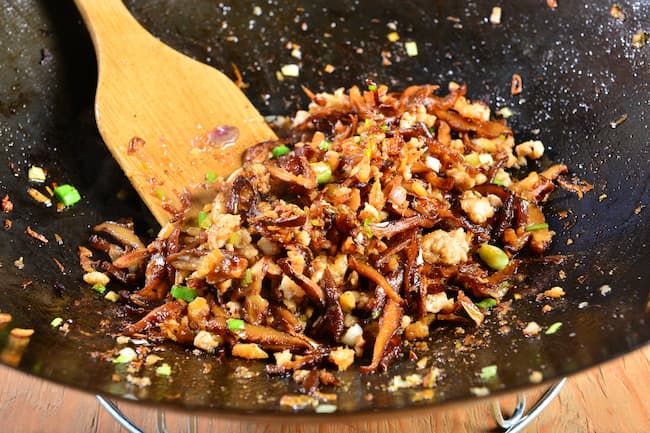 起油鍋先爆紅蔥頭，再將蝦米及香菇放入油鍋炒香後，放入肉末