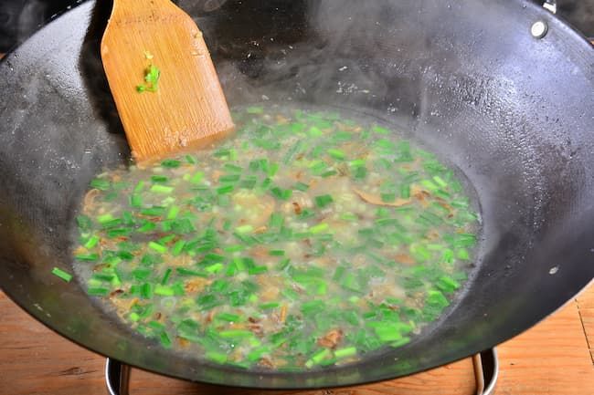 將炒好的調味料加入油蔥酥及水煮開，加入芹菜、香菜、韭菜略煮