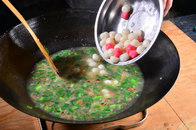將燙好的湯圓放入鹹湯中，即可食用。 