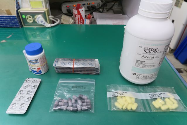 三大類止痛藥，分別是乙醯胺酚（右）、非類固醇消炎止痛藥（中）、鴉片類止痛藥（左）。