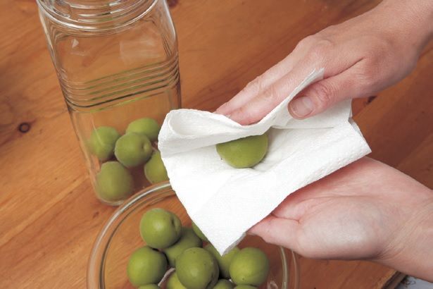 用乾淨的紙巾將水份擦拭乾淨