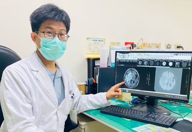 豐原醫院神經內科洪朝賢醫師經 MRI檢查發現，腦部有一顆腫瘤（紅圈處），導致左側肢體突然無力、反應變得遲鈍，影響生活。