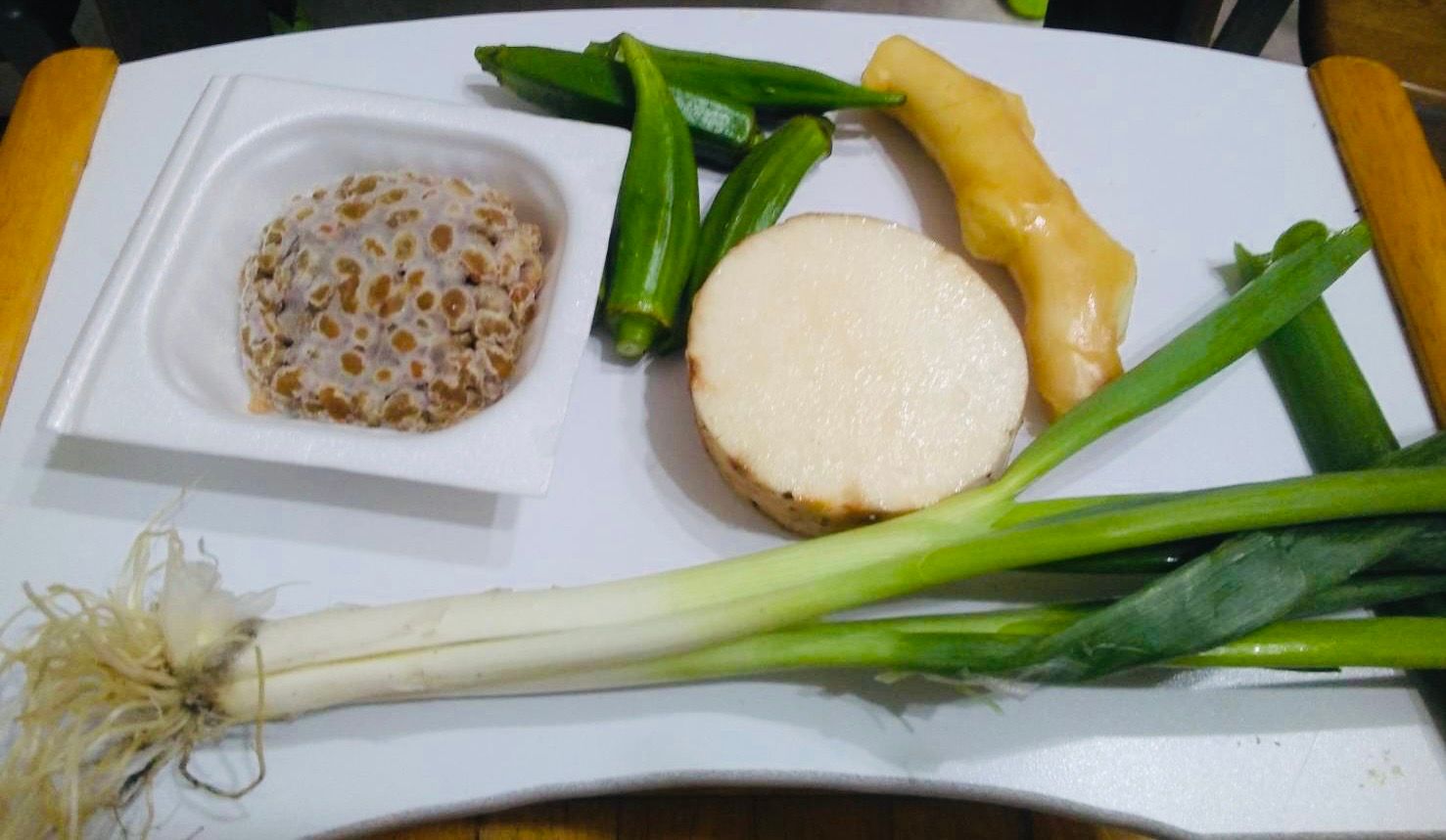 鼻子易乾燥不適者可選用秋葵、納豆、山藥…等，鼻水較多者可採用蔥、薑調味日常飲食。