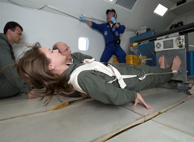 指導太空人在無重力狀態下使用低強度垂直律動機