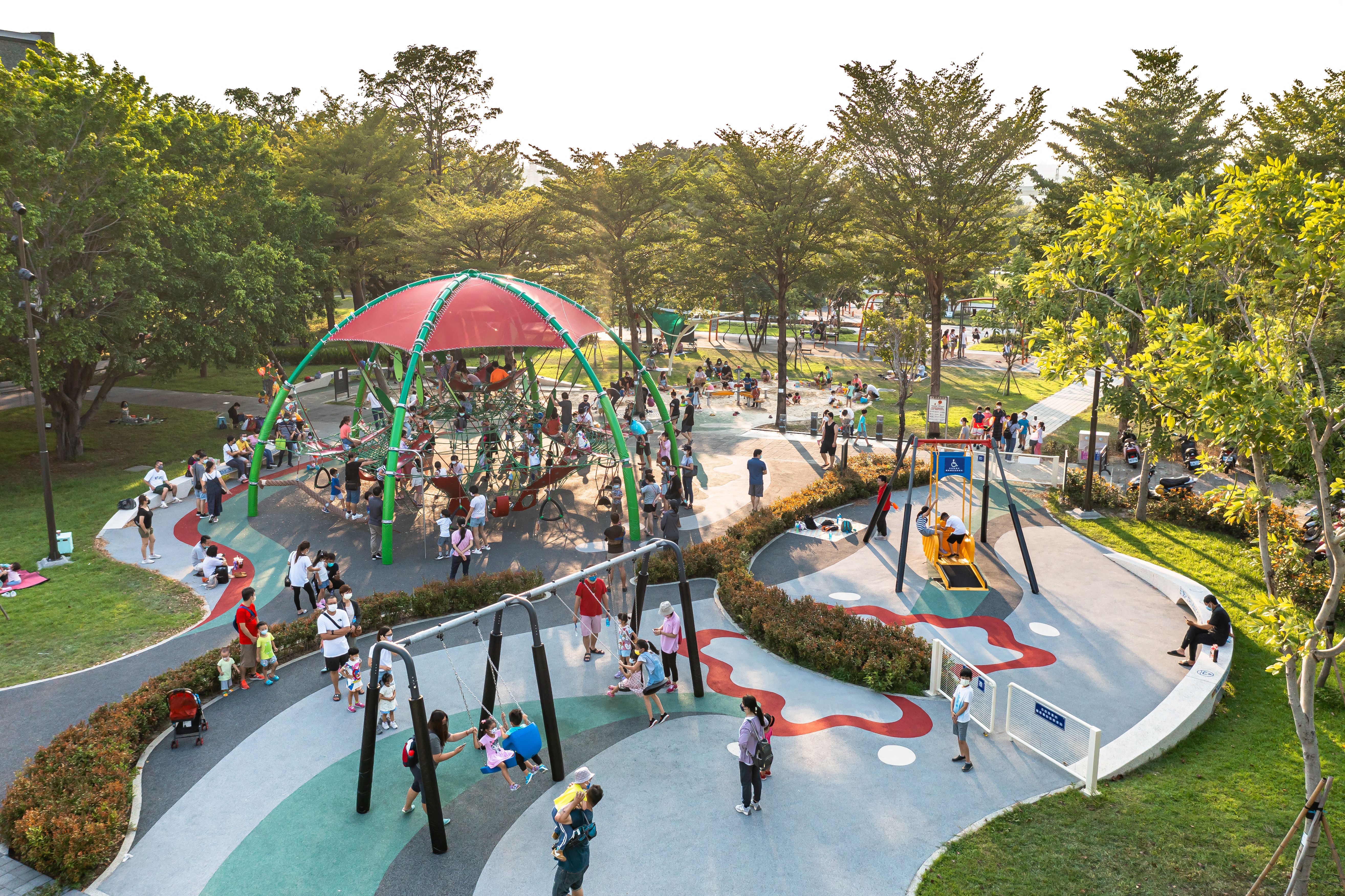 下番社生態共融兒童公園，結合地方生態特色，將蜻蜓造型融入攀爬體驗設施、造型平台、滑梯及光影涵洞。