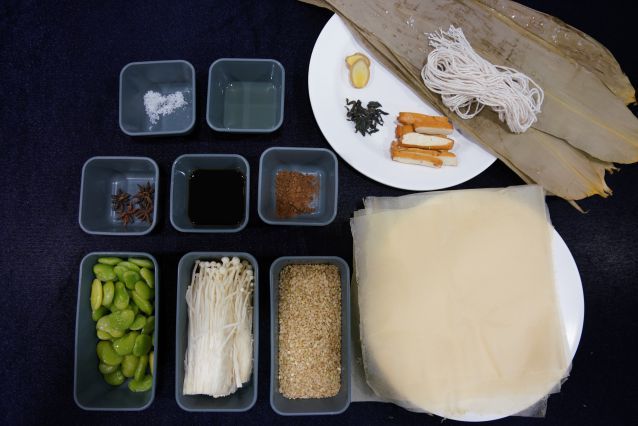 千張皇帝粽材料，包括糙米、粽葉、拌飯料、內餡皇帝豆與內餡調味料
