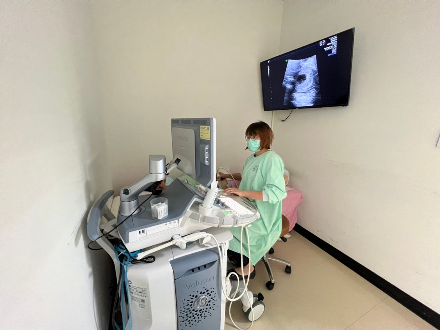黃冠穎醫師正在為產婦進行產前超音波檢查