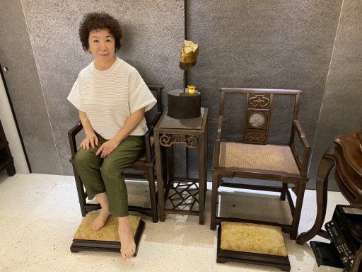張芮菱曾經當過骨董店老闆，坐在自己收藏的骨董家具座椅上。 圖／記者石秀華攝影