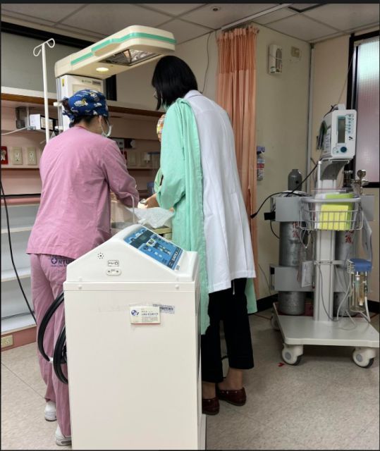 圖說：呂怡萱醫師為新生兒病童執行低溫療法。