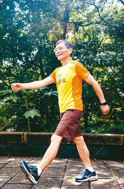 物理治療師簡文仁愛上步行運動，是受運動選手紀政啟發。記者曾原信／攝影