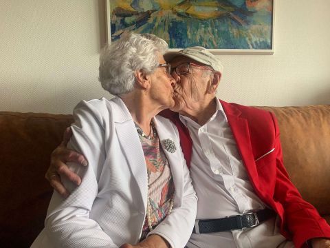 堤荷爺爺的求婚讓艾娜奶奶非常感動。(圖片來源:1limburg.nl網站)
