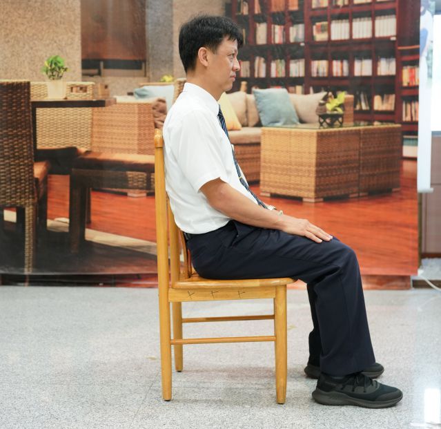 洪裕洲醫師示範正確坐姿，避免肩頸痠痛。