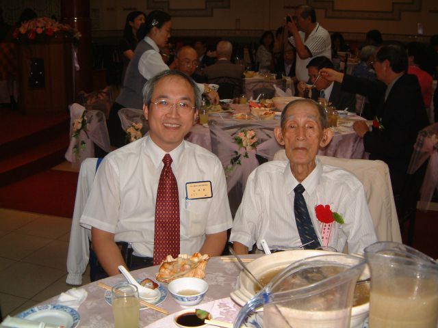 盧豐華醫師與父親盧金生醫師，於台南市醫師公會行醫60年表揚會上的合照。