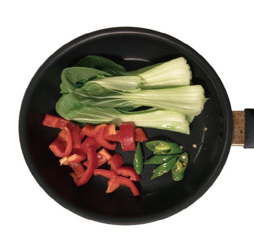 將葡萄籽油倒入平底鍋，放入蒜泥稍微翻炒後，放入處理好的青江菜、甜椒和青陽辣椒，持續拌炒至熟透。