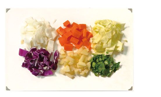 1將所有蔬菜洗淨，洋蔥、紅蘿蔔、馬鈴薯去皮，連同高麗菜和芹菜，全部切成適合入口的大小。