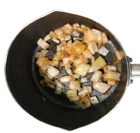 2將橄欖油倒入鍋內，放入蒜泥和洋蔥後以中火炒至軟化呈現金黃。