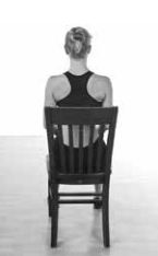 坐在穩固的椅子上、腰背打直。