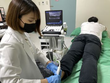 復健科王弼慧醫師進行肌肉骨骼軟組織超音波檢查