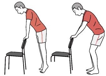 1. 光腳站在椅子前，雙腳打開與骨盆同寬。雙手抓著椅背，膝蓋彎曲， 抬起腳尖。