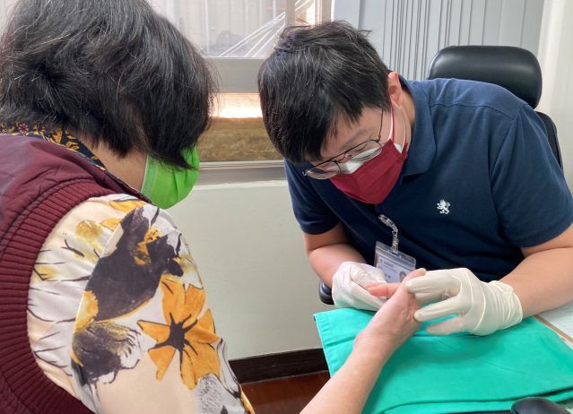 王太太因海鮮刺傷手感染海洋弧菌，出院後回診追蹤