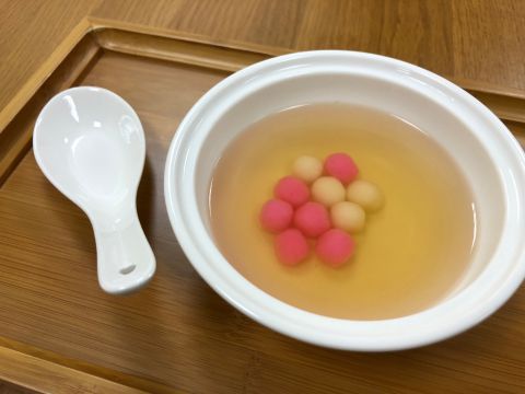 001：鄭宇真醫師建議胃食道逆流病人面對冬至美味湯圓，細細品味一兩口即可。
